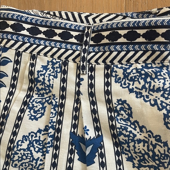 a loves a Pleated Shorts - Picture 3 of 4